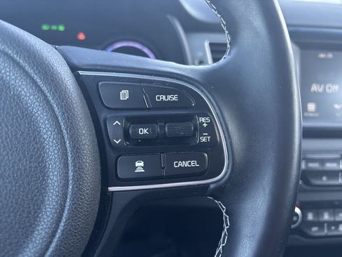 Used 2019 Kia Niro EX image 27