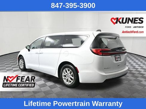 Used 2024 Chrysler Pacifica Touring-L FWD image 7
