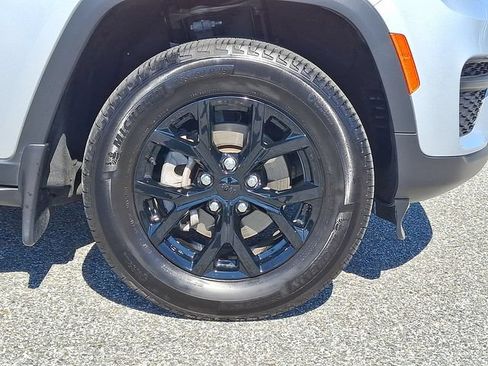 Used 2025 Jeep Grand Cherokee Altitude AWD/4WD image 8