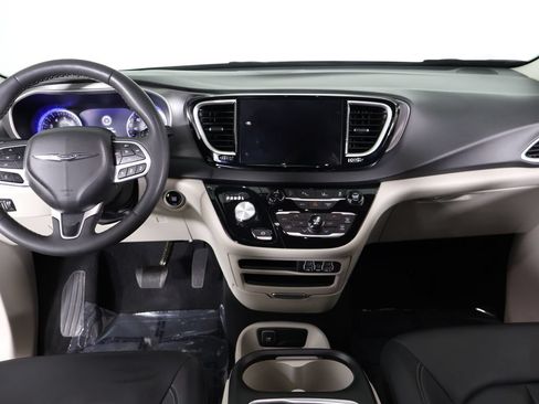 Used 2024 Chrysler Pacifica Touring-L FWD image 37