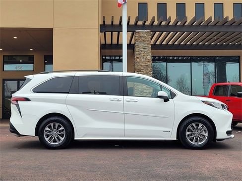 Certified 2021 Toyota Sienna LE w/ LE Plus Package image 5