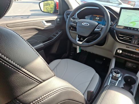 New 2025 Ford Escape SE w/ PHEV Premium Package FWD image 16