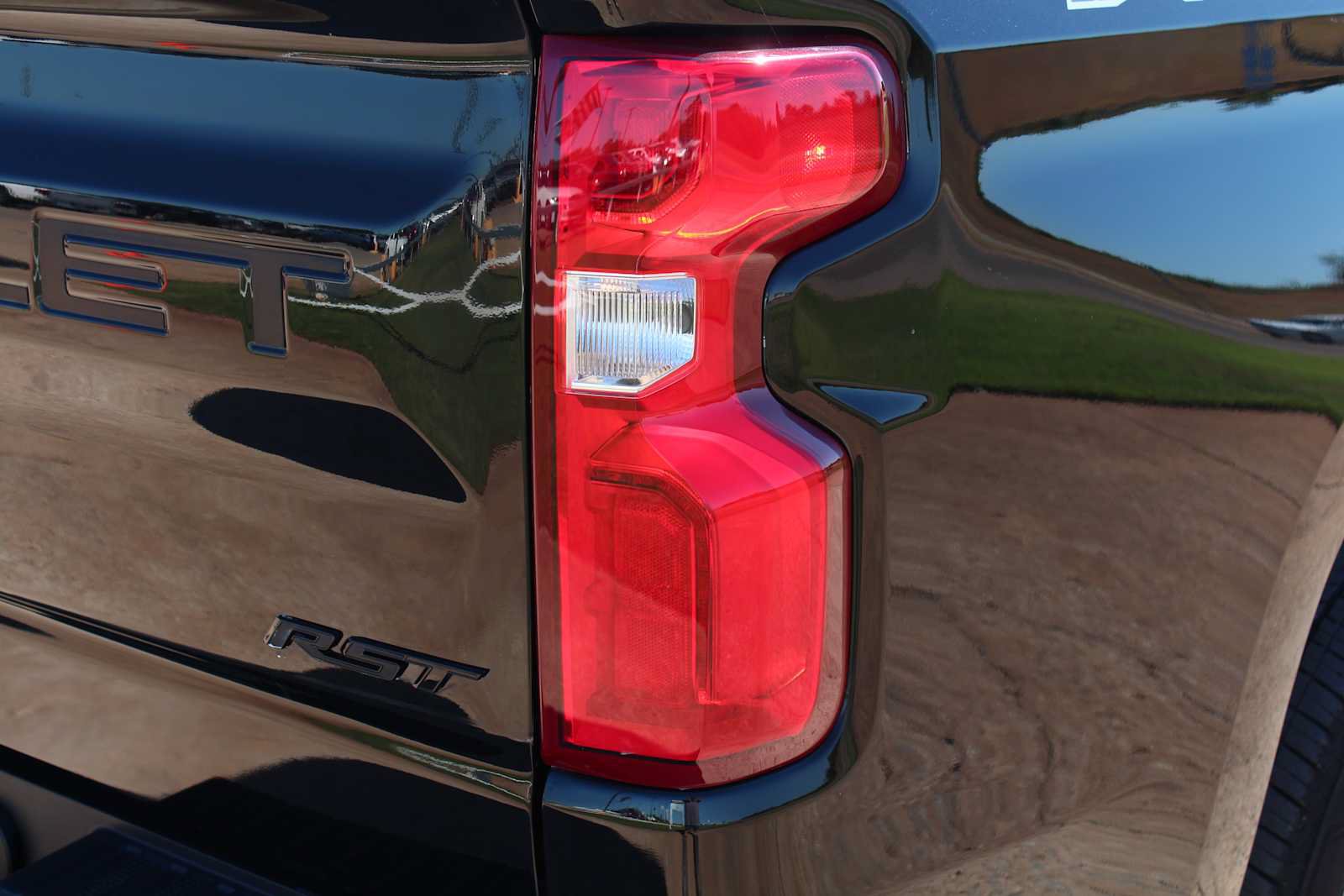 Used 2022 Chevrolet Silverado 1500 RST w/ Redline Edition AWD/4WD image 15