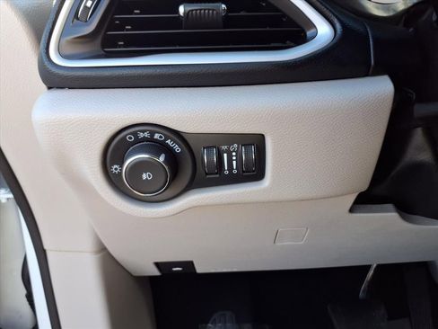 Used 2024 Chrysler Pacifica Touring-L image 13