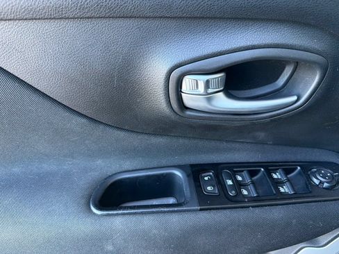 Used 2020 Jeep Renegade Latitude w/ Popular Equipment Group FWD image 10