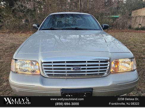 Used 2003 Ford Crown Victoria LX image 24