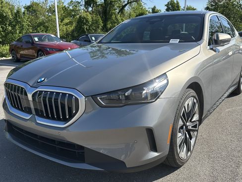 Used 2025 BMW 530i xDrive 530i xDrive w/ Premium Package image 5