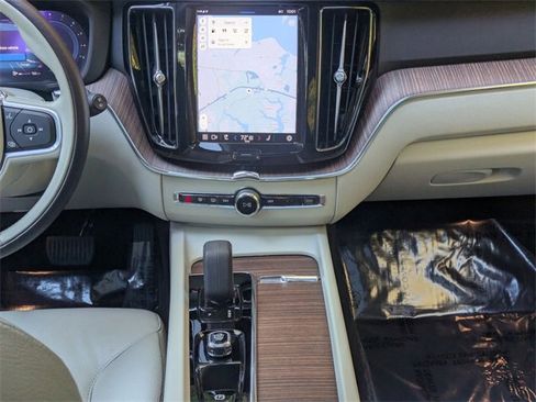 Certified 2022 Volvo XC60 B5 Momentum w/ Advanced Package image 17