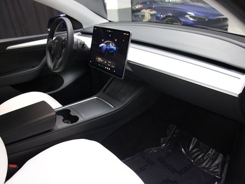 Used 2023 Tesla Model Y Long Range image 22