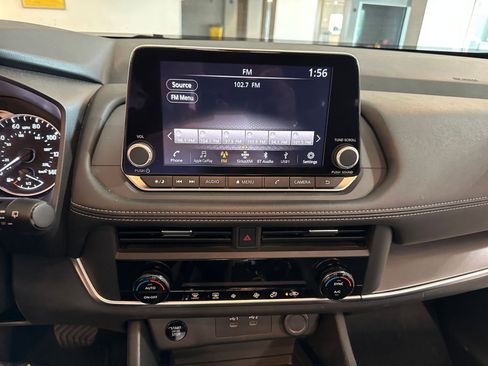 Used 2025 Nissan Rogue SV FWD image 17