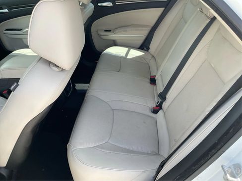 Used 2017 Chrysler 300 C RWD image 10