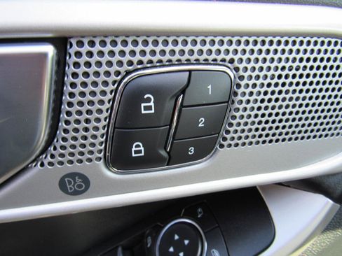 Used 2022 Ford Explorer Limited w/ Equipment Group 301A image 8