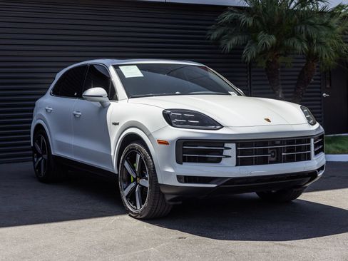 Certified 2024 Porsche Cayenne AWD/4WD image 6