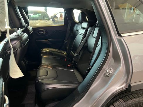 Used 2019 Jeep Cherokee Latitude Plus w/ Cold Weather Group AWD/4WD image 18