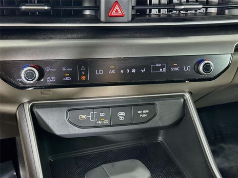 Certified 2025 Kia Carnival FWD image 17