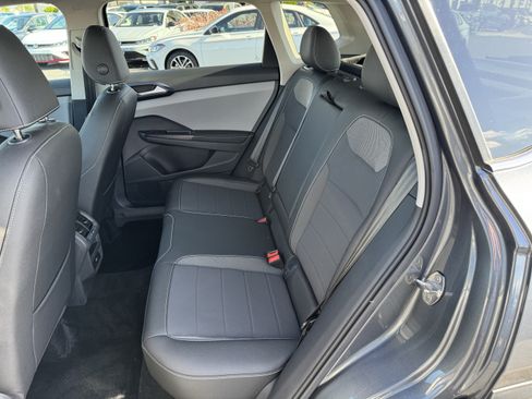 Used 2024 Volkswagen Taos SE w/ Panoramic Sunroof Package FWD image 33