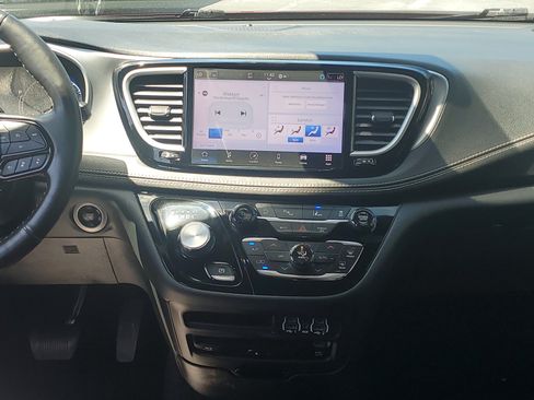 Used 2021 Chrysler Pacifica Touring-L w/ Uconnect Theater Family Group AWD/4WD image 17
