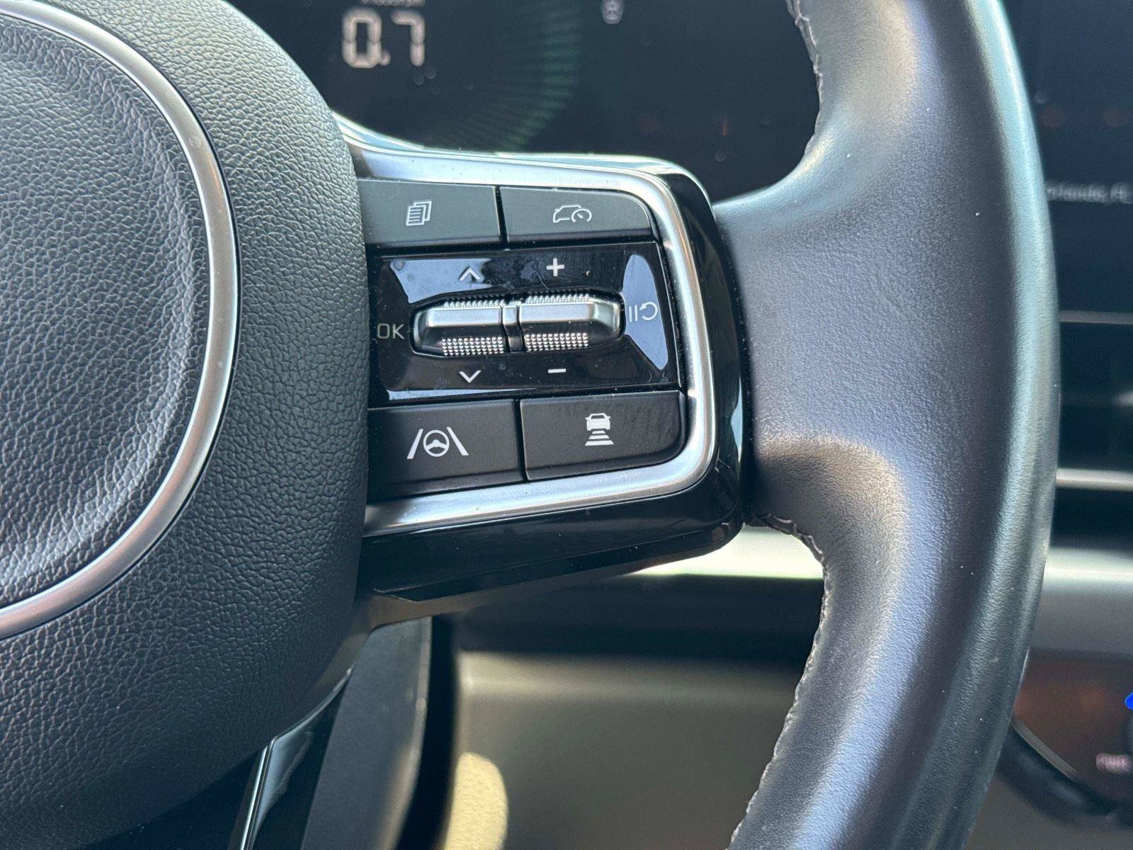 Used 2025 Kia Carnival FWD image 28