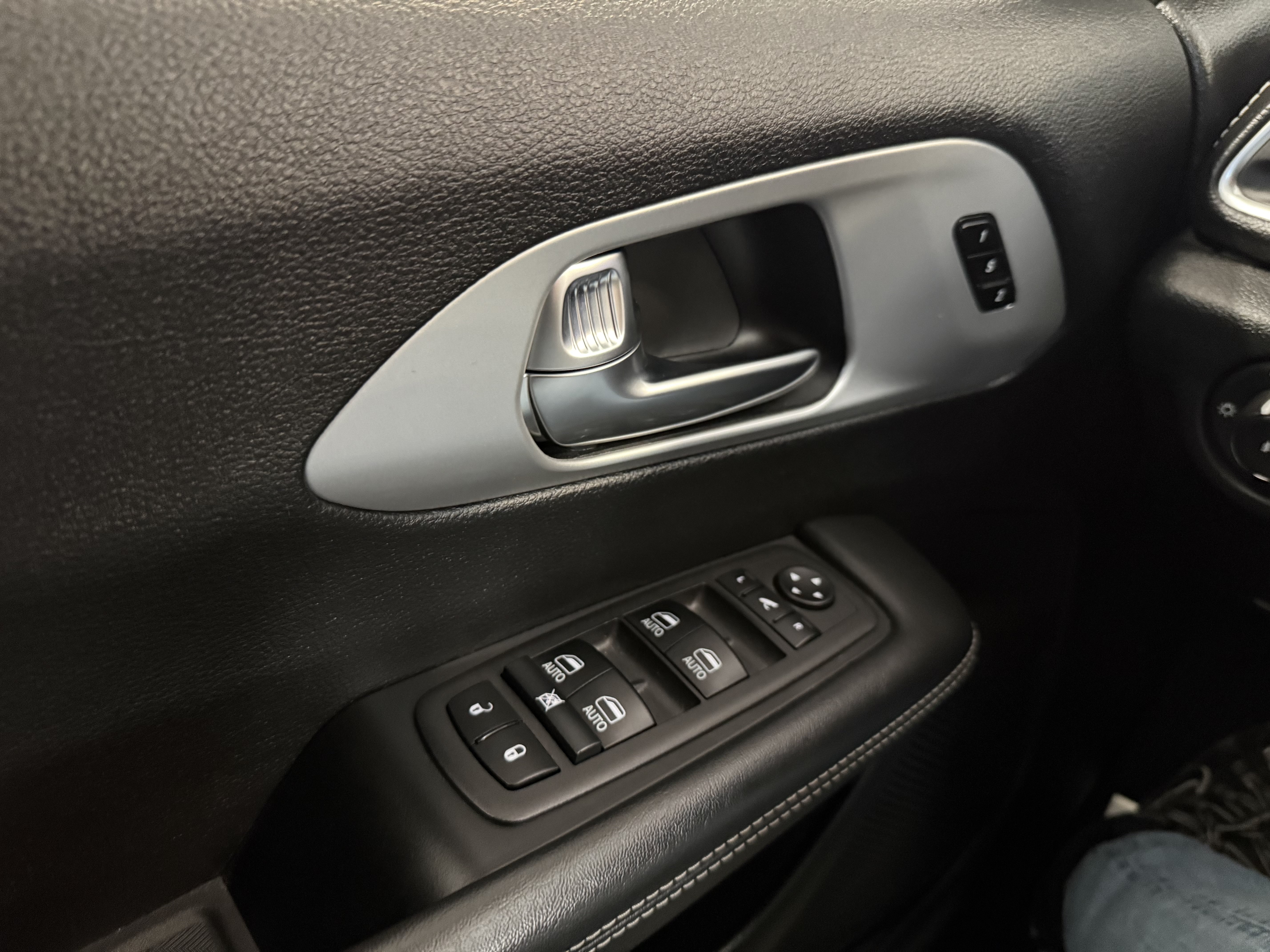 Certified 2025 Chrysler Pacifica Limited AWD/4WD image 46