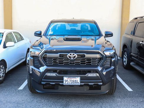 Used 2024 Toyota Tacoma TRD Sport image 2