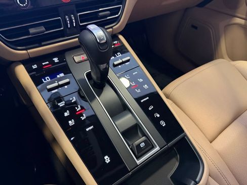 Certified 2026 Porsche Macan AWD/4WD image 19