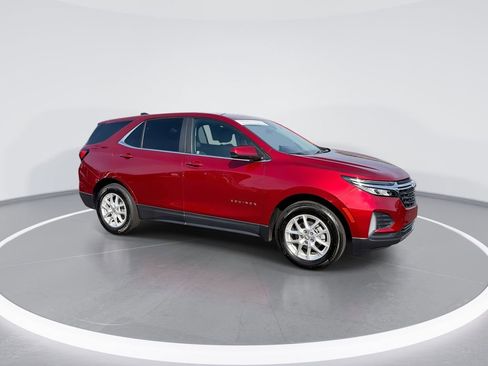 Used 2023 Chevrolet Equinox LT image 2