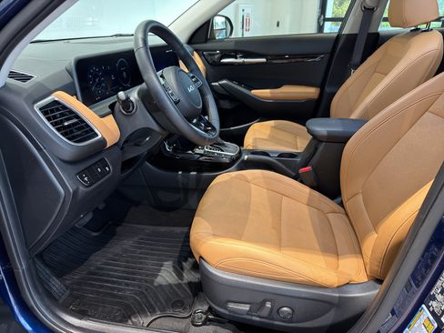 Certified 2025 Kia Seltos EX w/ EX Sunroof Package FWD image 12