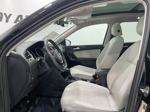 Used 2021 Volkswagen Tiguan SE w/ Panoramic Sunroof Package image 11