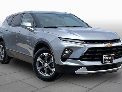 Used 2025 Chevrolet Blazer LT FWD image 3