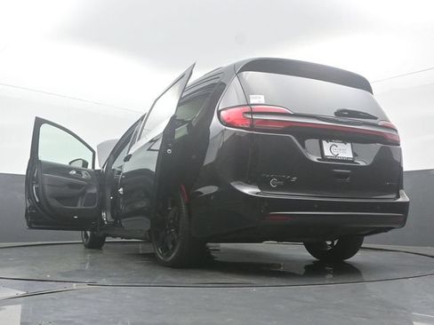 Used 2023 Chrysler Pacifica Limited w/ S Appearance Package FWD image 63