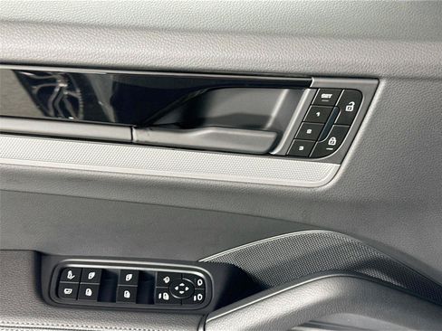 Certified 2026 Porsche Cayenne Coupe AWD/4WD image 31