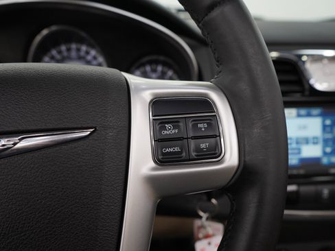 Used 2011 Chrysler 200 Touring FWD image 21