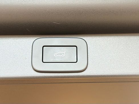 Used 2024 Land Rover Range Rover Long Wheelbase SE image 12