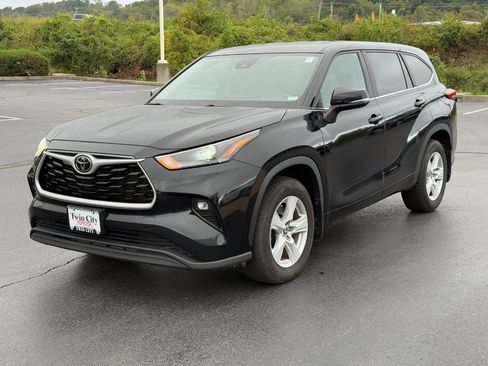 Used 2023 Toyota Highlander LE FWD image 9