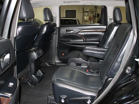 Used 2015 Toyota Highlander Limited Platinum FWD image 26