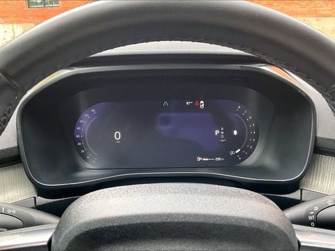 Certified 2024 Volvo XC40 B5 Plus AWD/4WD image 31