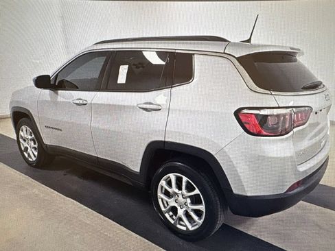 Used 2024 Jeep Compass Latitude AWD/4WD image 3