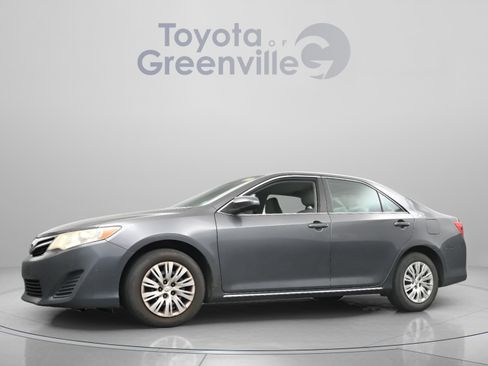Used 2013 Toyota Camry LE image 2