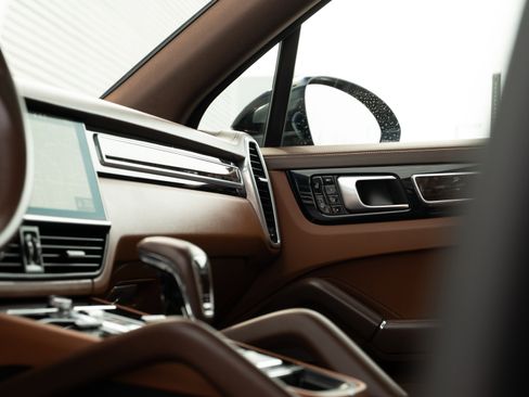 Used 2021 Porsche Cayenne image 16