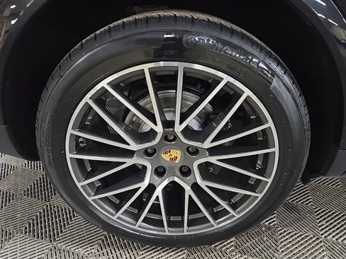 Used 2022 Porsche Cayenne Platinum Edition image 14