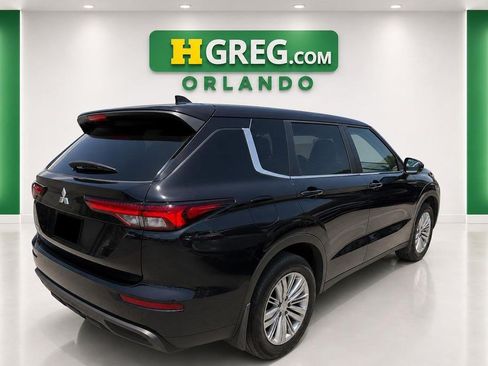 Used 2023 Mitsubishi Outlander ES FWD image 2