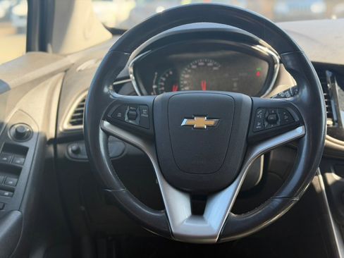 Used 2020 Chevrolet Trax LT w/ LT Convenience Package image 17