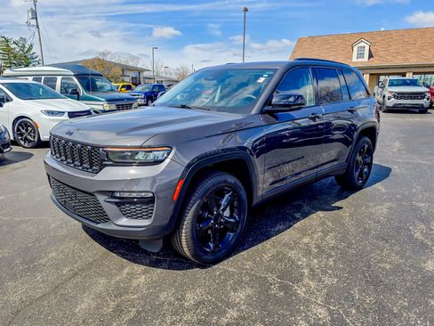 Used 2024 Jeep Grand Cherokee Limited w/ Black Appearance Package image 3