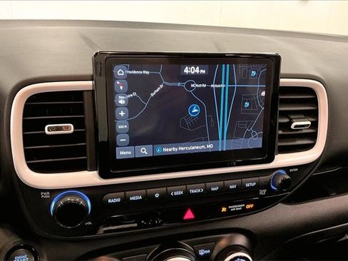 Used 2024 Hyundai Venue Limited image 28