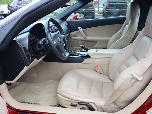 Used 2007 Chevrolet Corvette Coupe w/ Performance Package RWD image 4