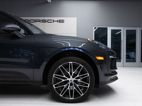 Certified 2023 Porsche Macan AWD/4WD image 11