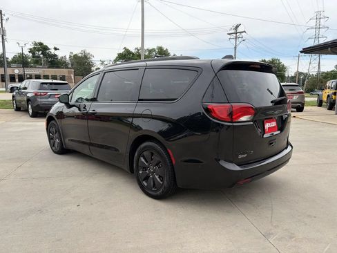 Used 2019 Chrysler Pacifica Limited w/ Advanced Safetytec Group FWD image 6
