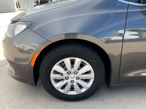 Used 2018 Chrysler Pacifica L FWD image 9