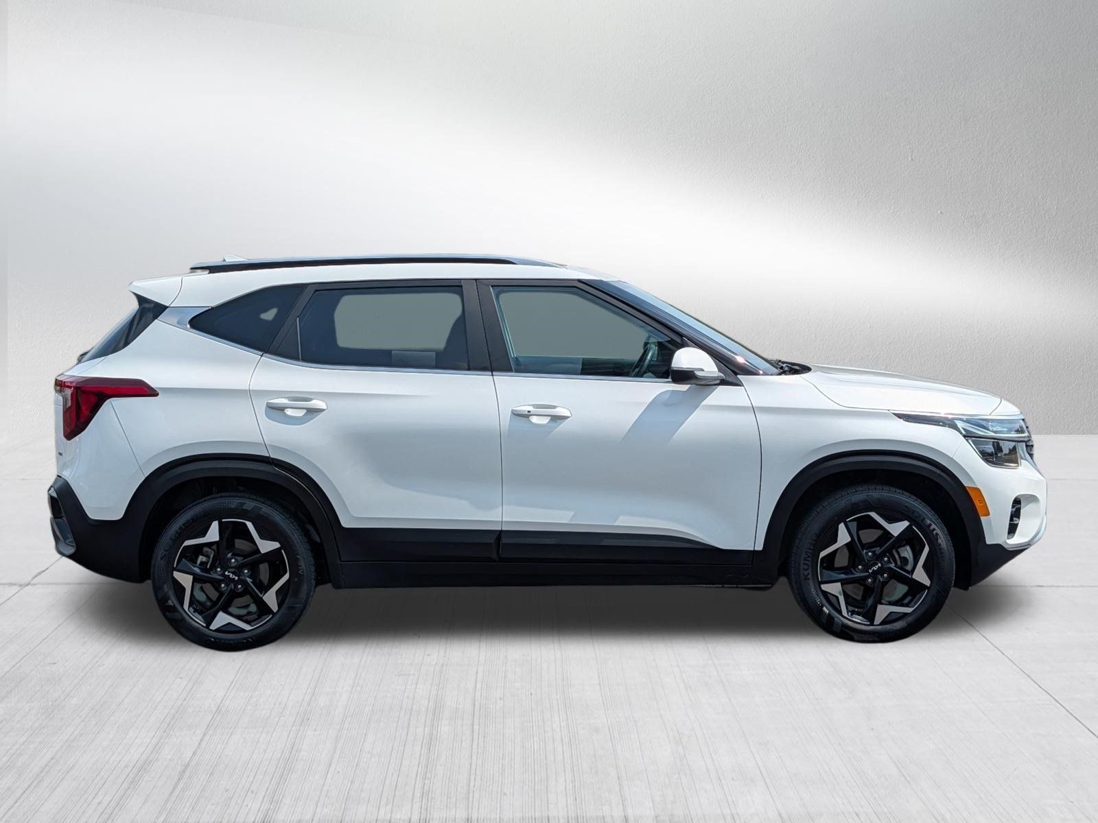 Used 2024 Kia Seltos EX AWD/4WD image 2