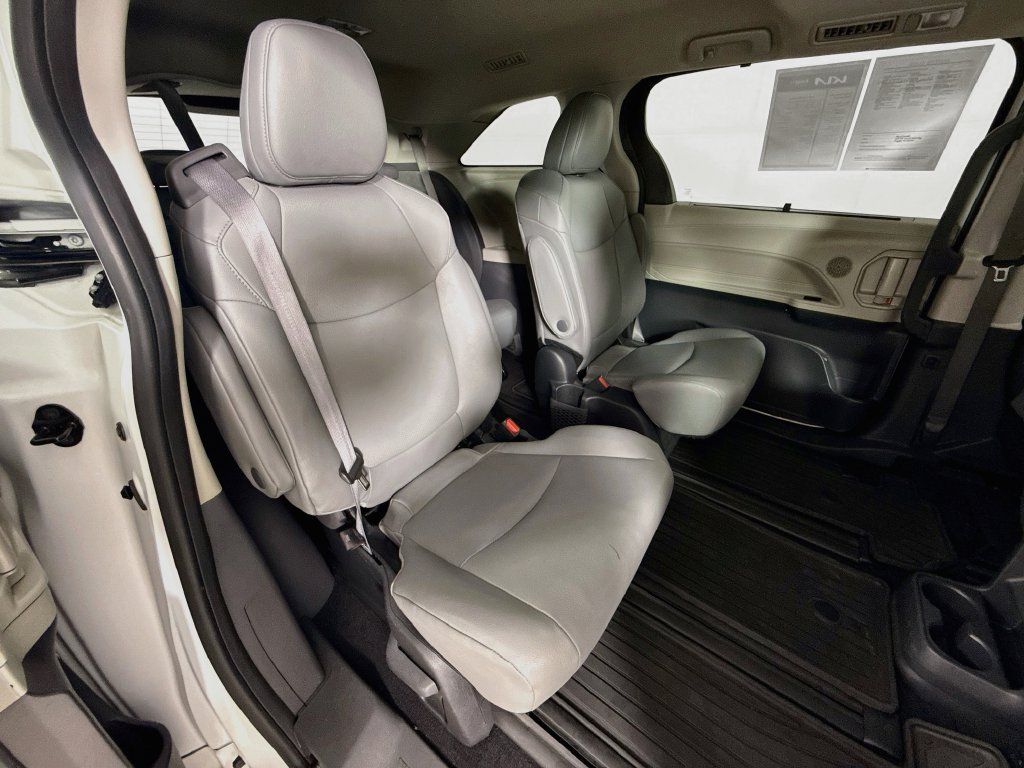 Used 2023 Toyota Sienna XLE AWD/4WD image 33